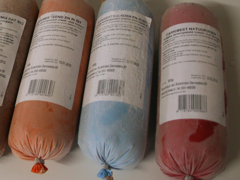 Dierenkliniek Tiel-Drumpt: Dierenarts voor Eck en Wiel: Mocht u Carnibest vers vlees nodig hebben dan kunt u terecht bij onze dierenartspraktijk.