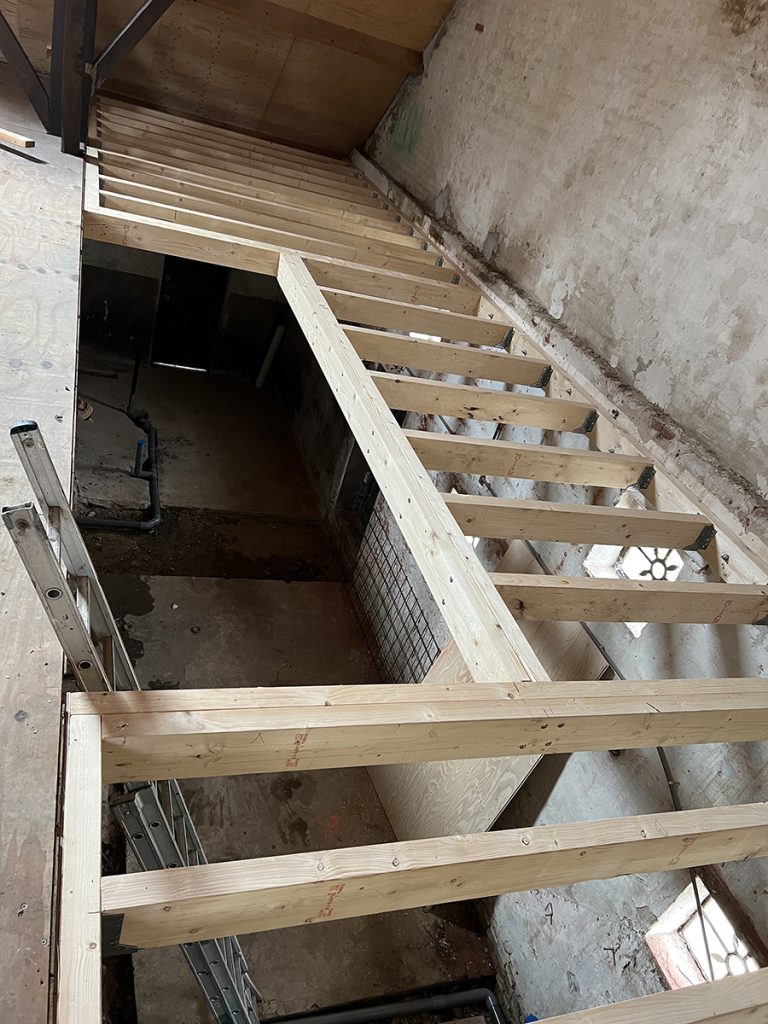 Dierenkliniek Tiel-Drumpt: Een maand onderweg in de verbouwing van de dierenkliniek: nieuw stuk plafond