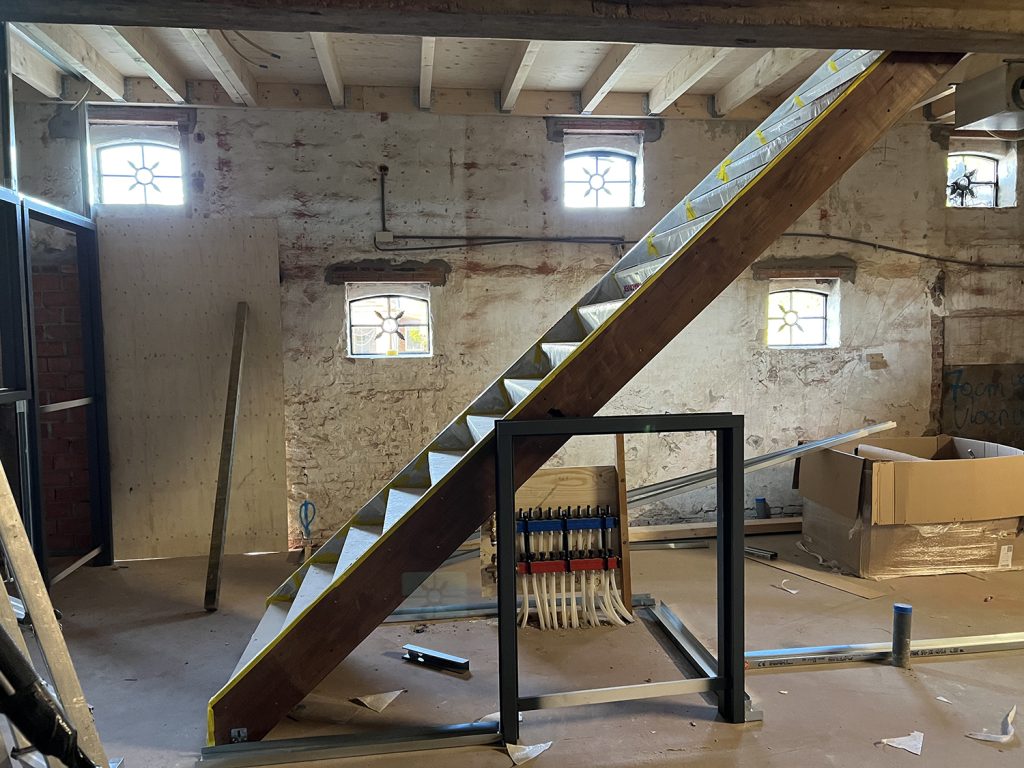 Dierenkliniek Tiel-Drumpt: Na 2 maanden verbouwen: Nieuwe trap