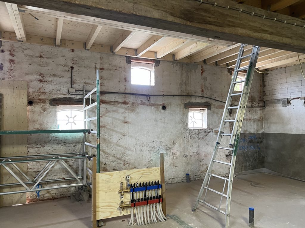 Dierenkliniek Tiel-Drumpt: Na 2 maanden verbouwen: Met de ladder omhoog