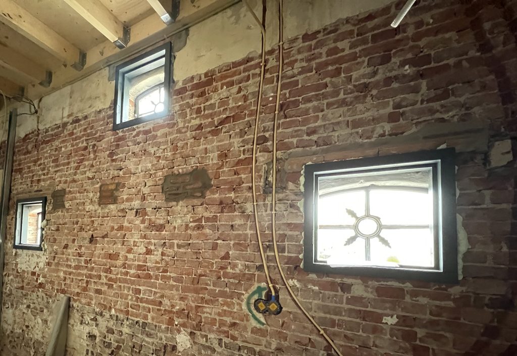 Dierenkliniek Tiel-Drumpt: Na 2 maanden verbouwen: Nostalgische stalramen