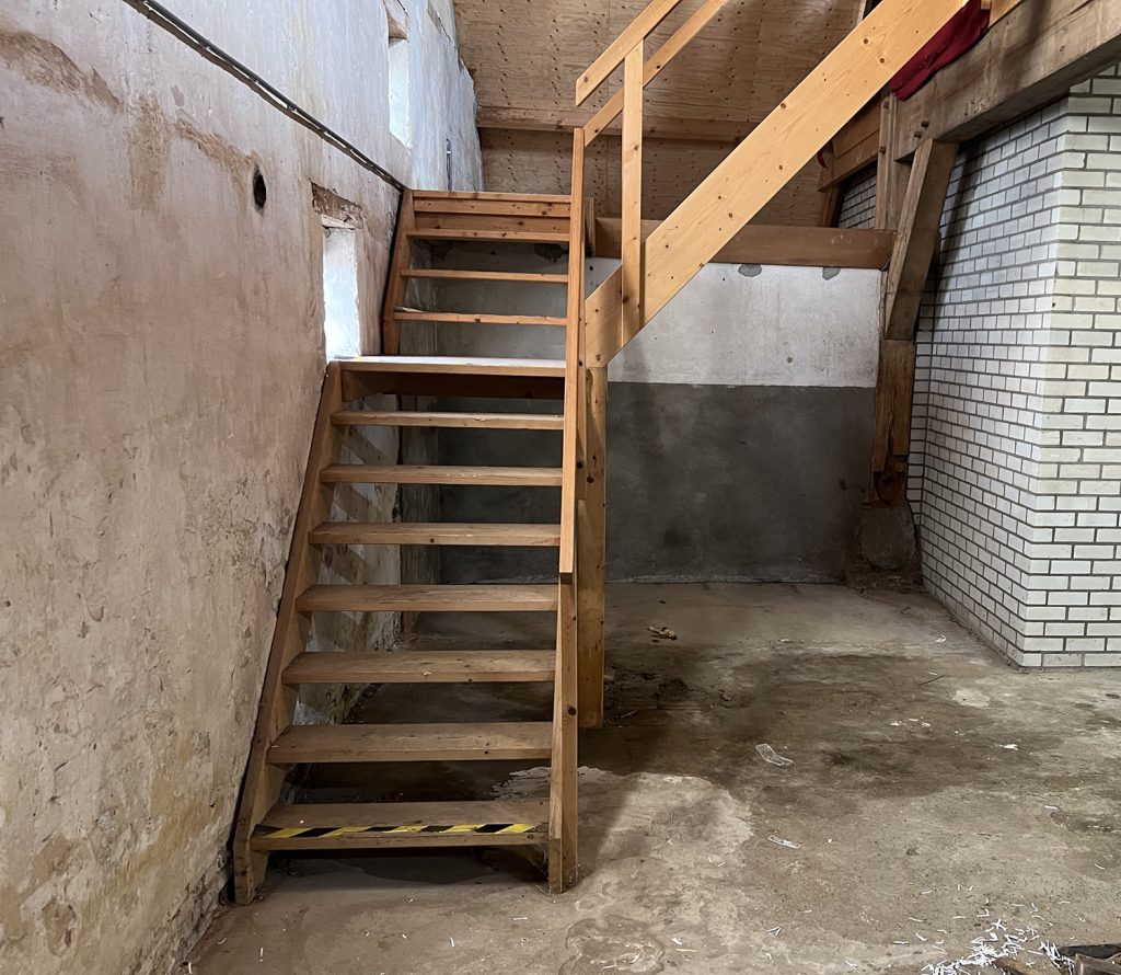 Dierenkliniek Tiel-Drumpt: Na 2 maanden verbouwen: De oude trap