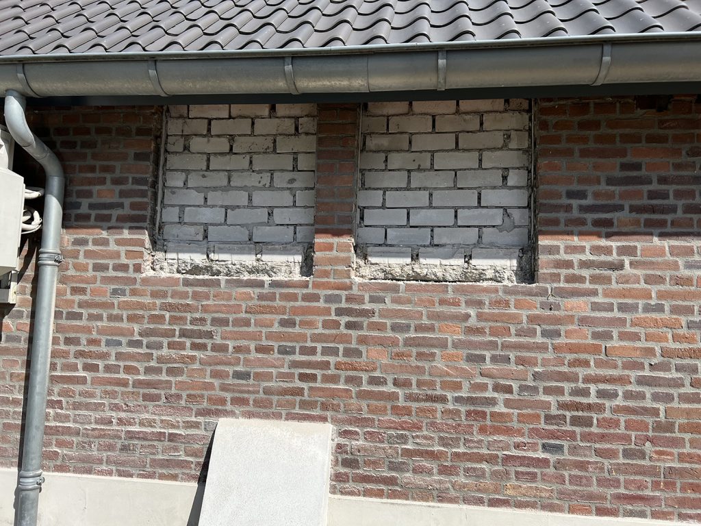 Dierenkliniek Tiel-Drumpt: Na 2 maanden verbouwen: Ramen worden hersteld