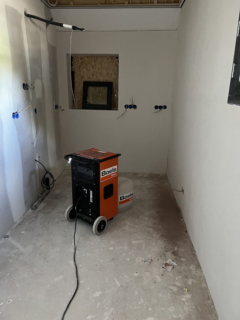 Dierenkliniek Tiel-Drumpt: 3 maanden in de verbouwing van de praktijk: Het drogen van de wanden