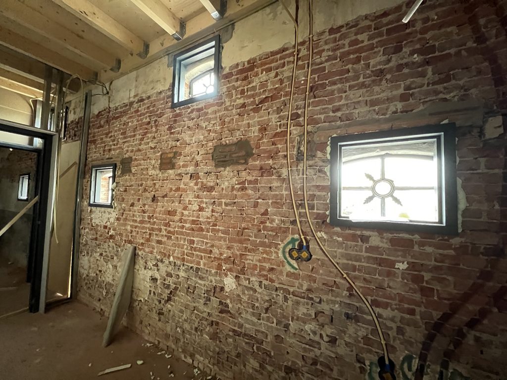 Dierenkliniek Tiel-Drumpt: 3 maanden in de verbouwing van de praktijk: Eerst moet het kaal om daarna te herstellen.