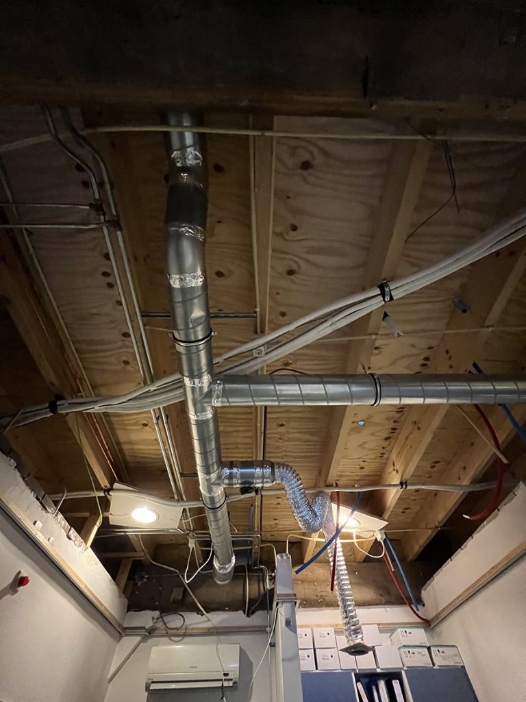 Dierenkliniek Tiel-Drumpt: 3 maanden in de verbouwing van de praktijk: De plafond is open gemaakt in de gang