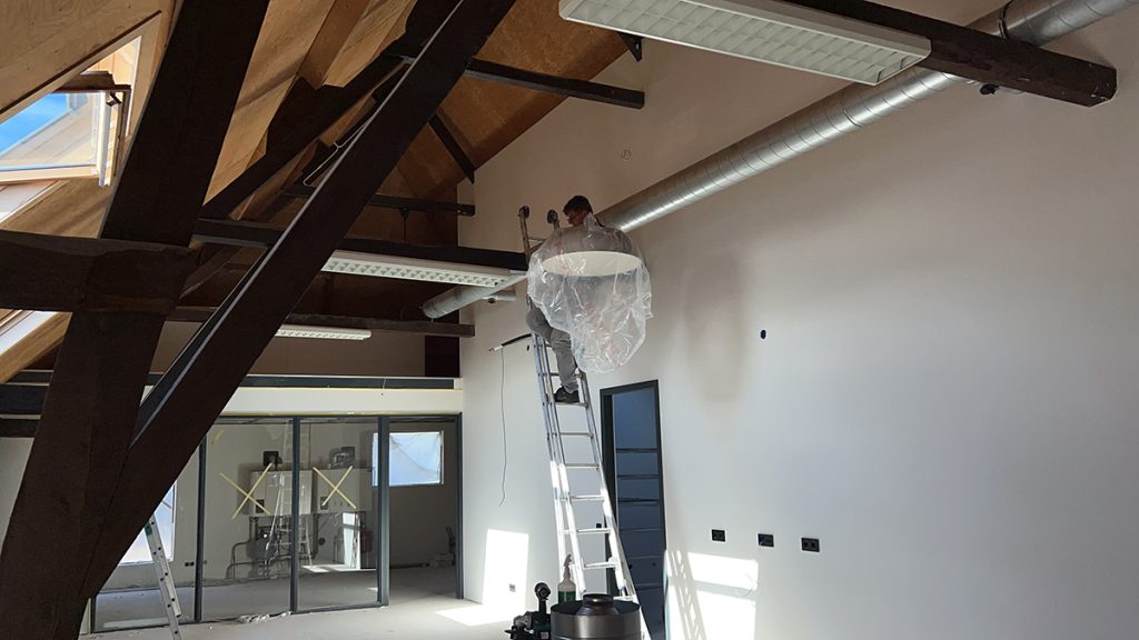 Dierenkliniek Tiel-Drumpt: de 4e maand van de verbouwing: de ladder kwam niet hoog genoeg, dus eerst bepalen hoe hoog ze moeten komen te hangen.