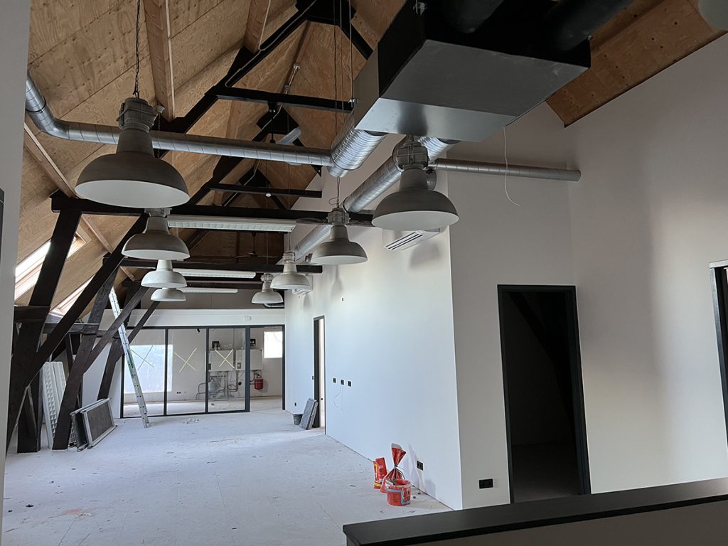 Dierenkliniek Tiel-Drumpt: de 4e maand van de verbouwing: de lampen hangen