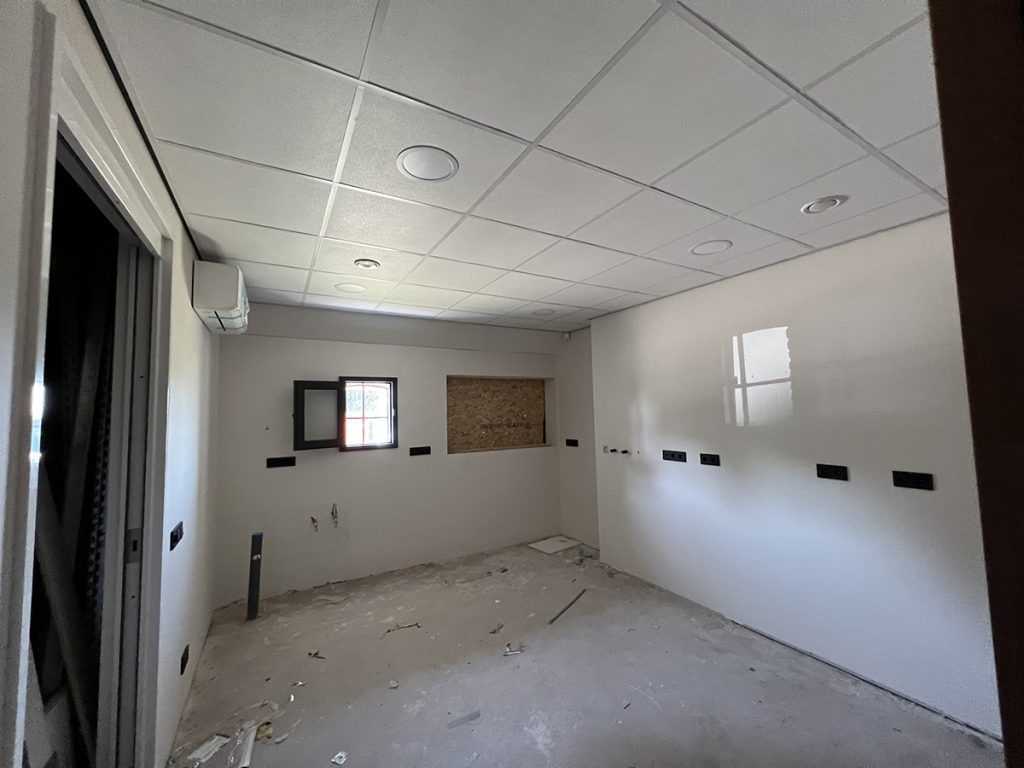 Dierenkliniek Tiel-Drumpt: de 4e maand van de verbouwing: een net plafond maakt het al een stuk beter.