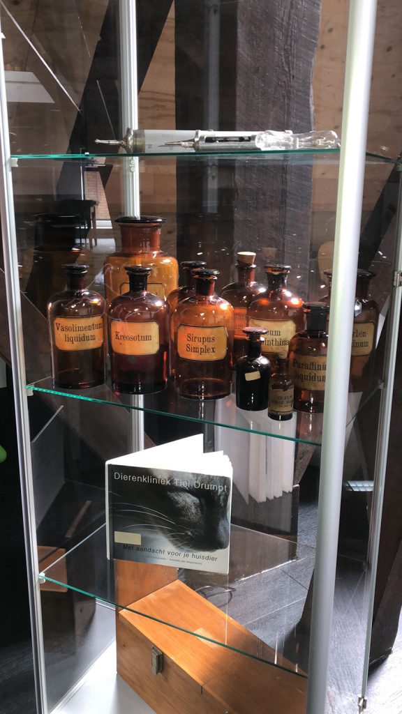 Dierenkliniek Tiel-Drumpt: 6 maanden: echte ouderwetse apothekersflessen