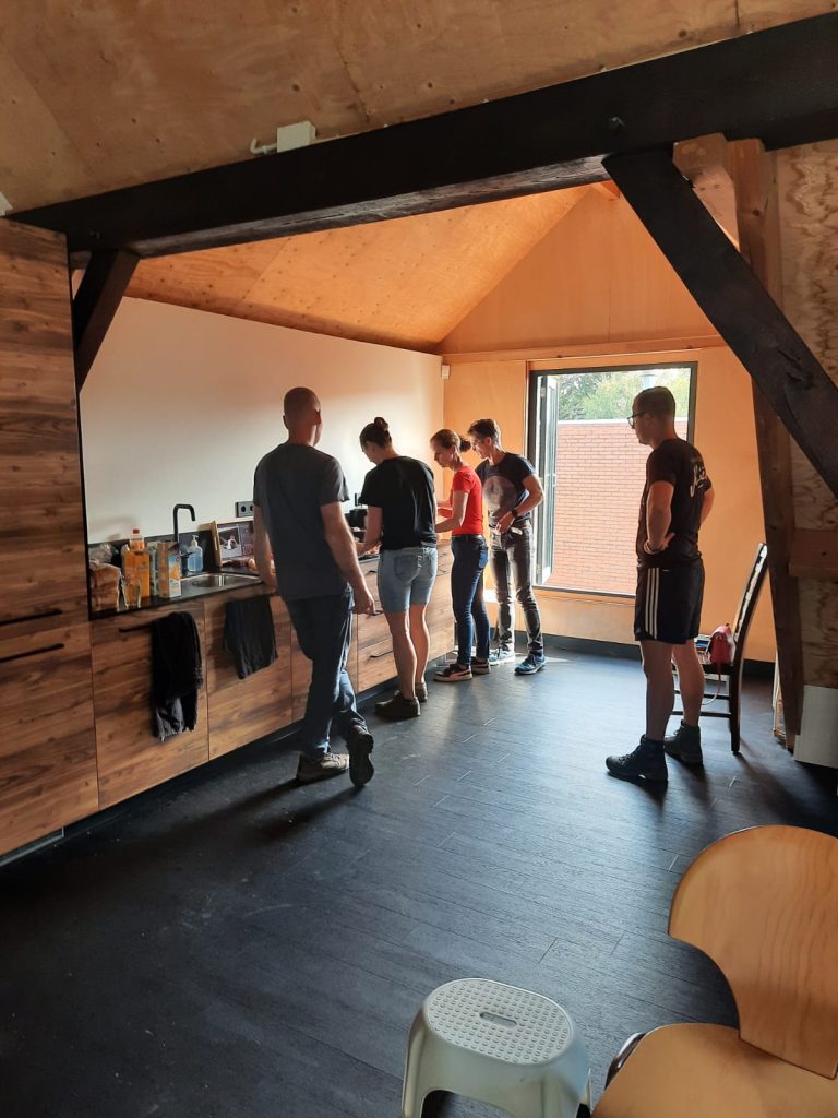 Dierenkliniek Tiel-Drumpt: 6 maanden: een rare tijd, na noeste arbeid moet er even gegeten worden.