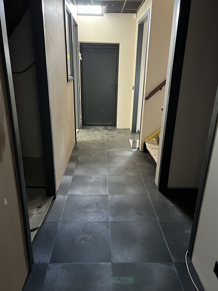 Dierenkliniek Tiel-Drumpt: De kliniek: De gang met vloer