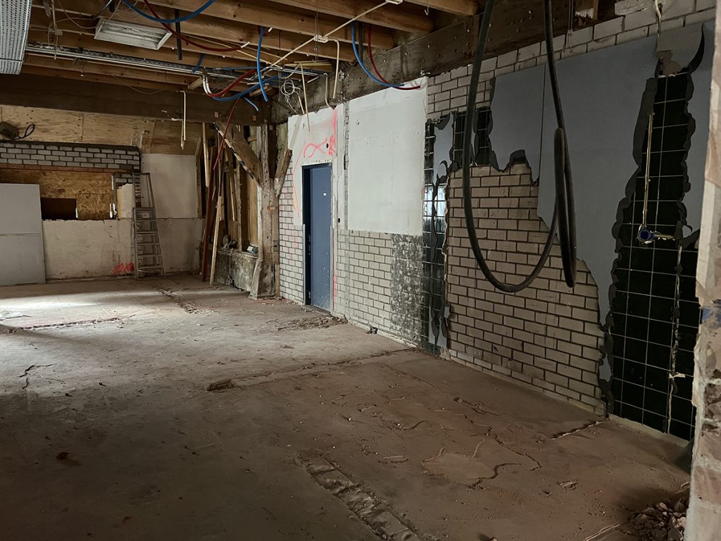 Dierenkliniek Tiel-Drumpt: 7 maanden in de verbouwing: oplossingen en vertraging: wanden bijna kaal