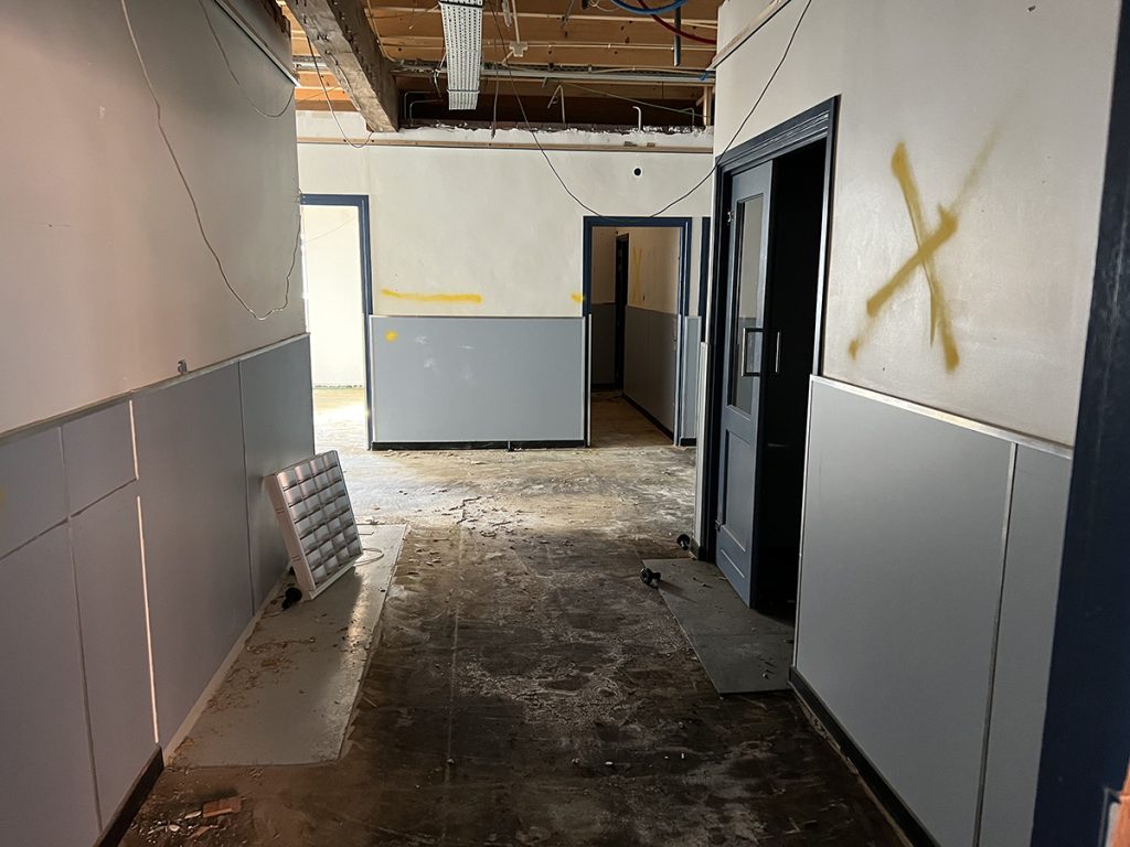 Dierenkliniek Tiel-Drumpt: 7 maanden in de verbouwing: oplossingen en vertraging: gang nog aanwezig