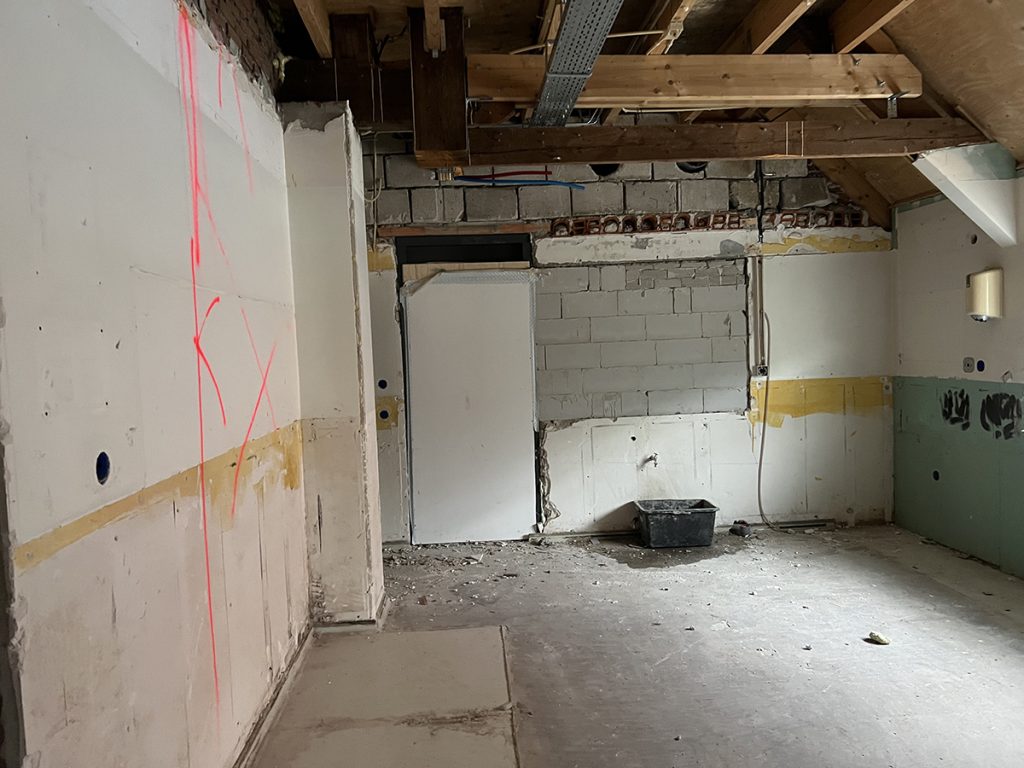 Dierenkliniek Tiel-Drumpt: 7 maanden in de verbouwing: oplossingen en vertraging: De hondenopname leeg.