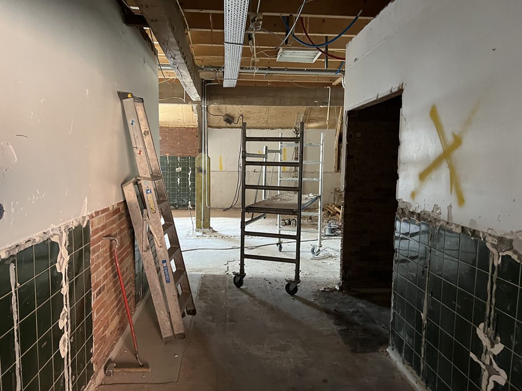 Dierenkliniek Tiel-Drumpt: 7 maanden in de verbouwing: oplossingen en vertraging: de muur van de kattenopname staat nog.