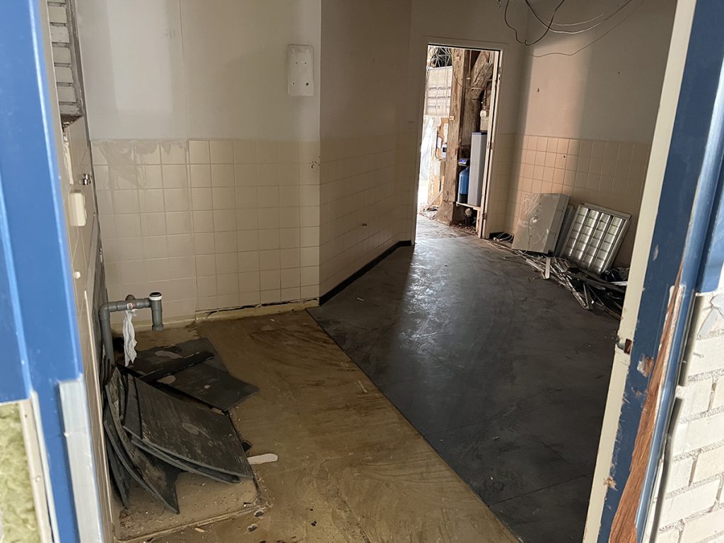 Dierenkliniek Tiel-Drumpt: 7 maanden in de verbouwing: oplossingen en vertraging: De vloer; eerst moesten de tegels eruit.