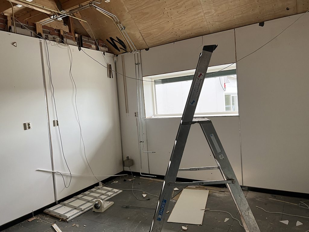 Dierenkliniek Tiel-Drumpt: 7 maanden in de verbouwing: oplossingen en vertraging: operatiekamer met oorspronkelijke wanden.