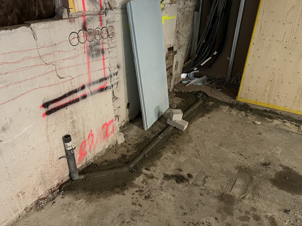 Dierenkliniek Tiel-Drumpt: De 8e maand van de verbouwing, een maand om snel te vergeten. riolering ligt niet goed