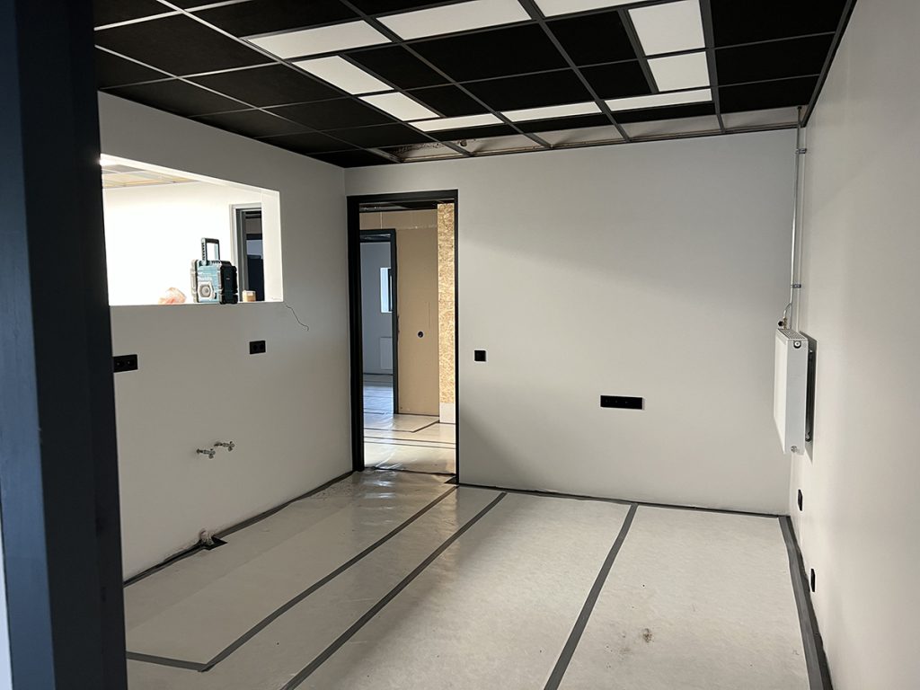 Dierenkliniek Tiel-Drumpt: Een jaar in de verbouwing: De spreekkamer begint erop te lijken.