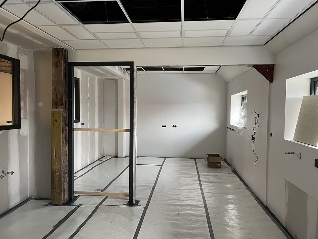 Dierenkliniek Tiel-Drumpt: Een jaar in de verbouwing: zonder wand toont het heel groot