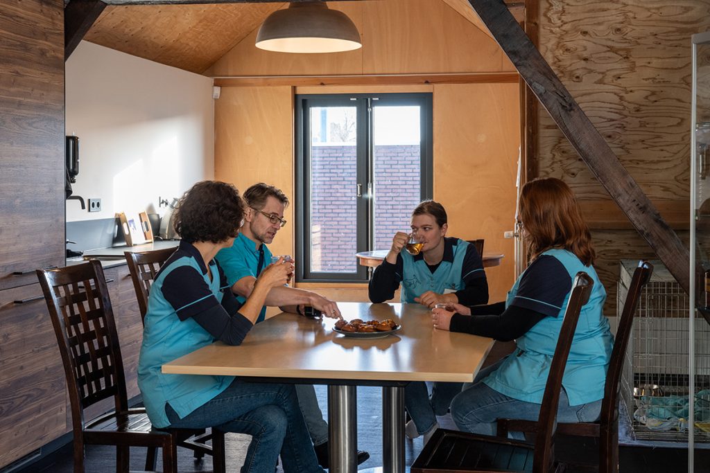 Dierenkliniek Tiel-Drumpt: Kantine / Vergaderruimte met zelf gemaakte koekjes