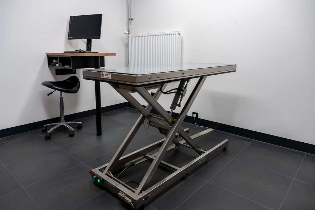 Dierenkliniek Tiel-Drumpt: spreekkamers/behandelkamers: JTool tafel