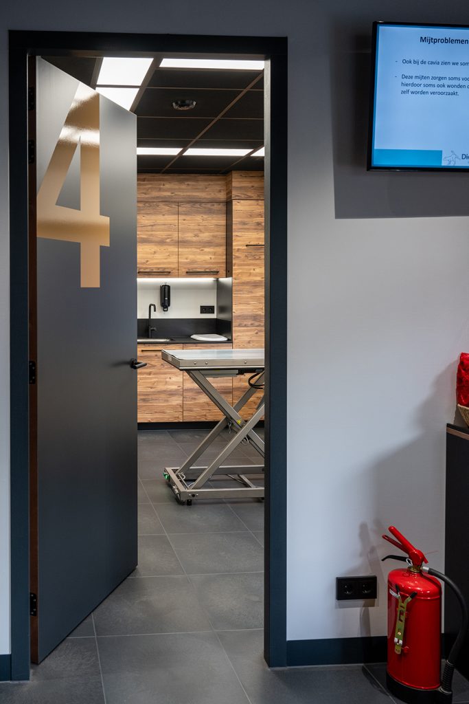 Dierenkliniek Tiel-Drumpt: spreekkamers/behandelkamers: Een extra deur in de wachtkamer