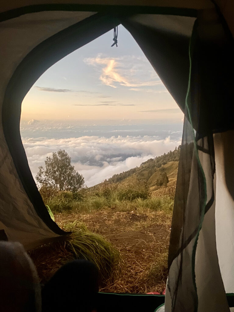 Dierenkliniek Tiel-Drumpt: Corine: foto van tent uitzicht (Mt Rinjani in Indonesië)
