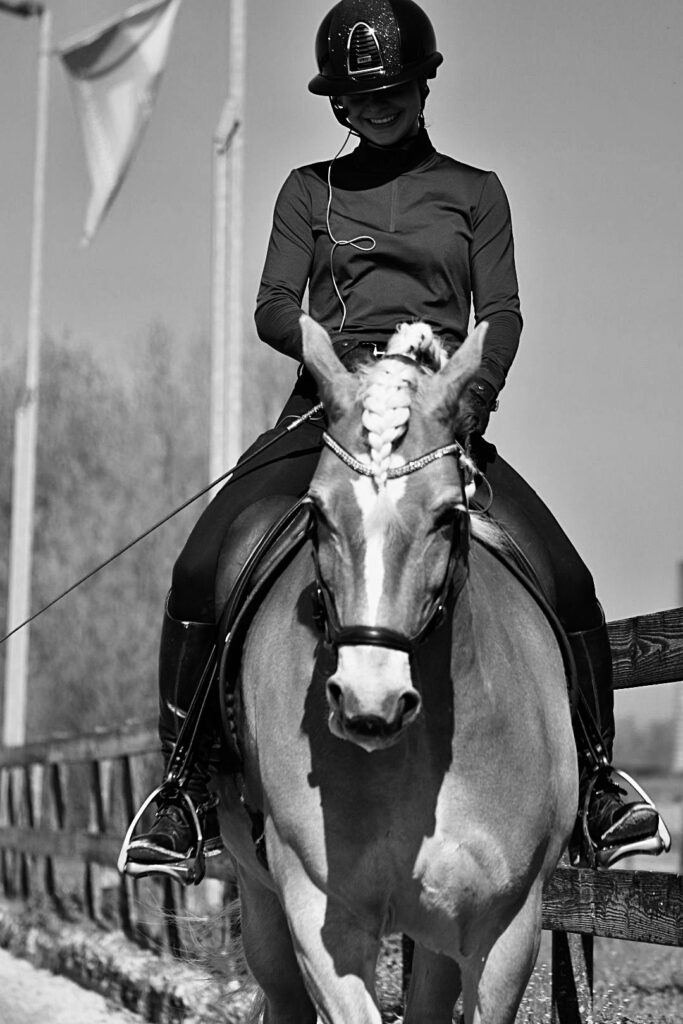 Dierenkliniek Tiel-Drumpt: Paraveterinair Nicky op haar paard; Wodka
